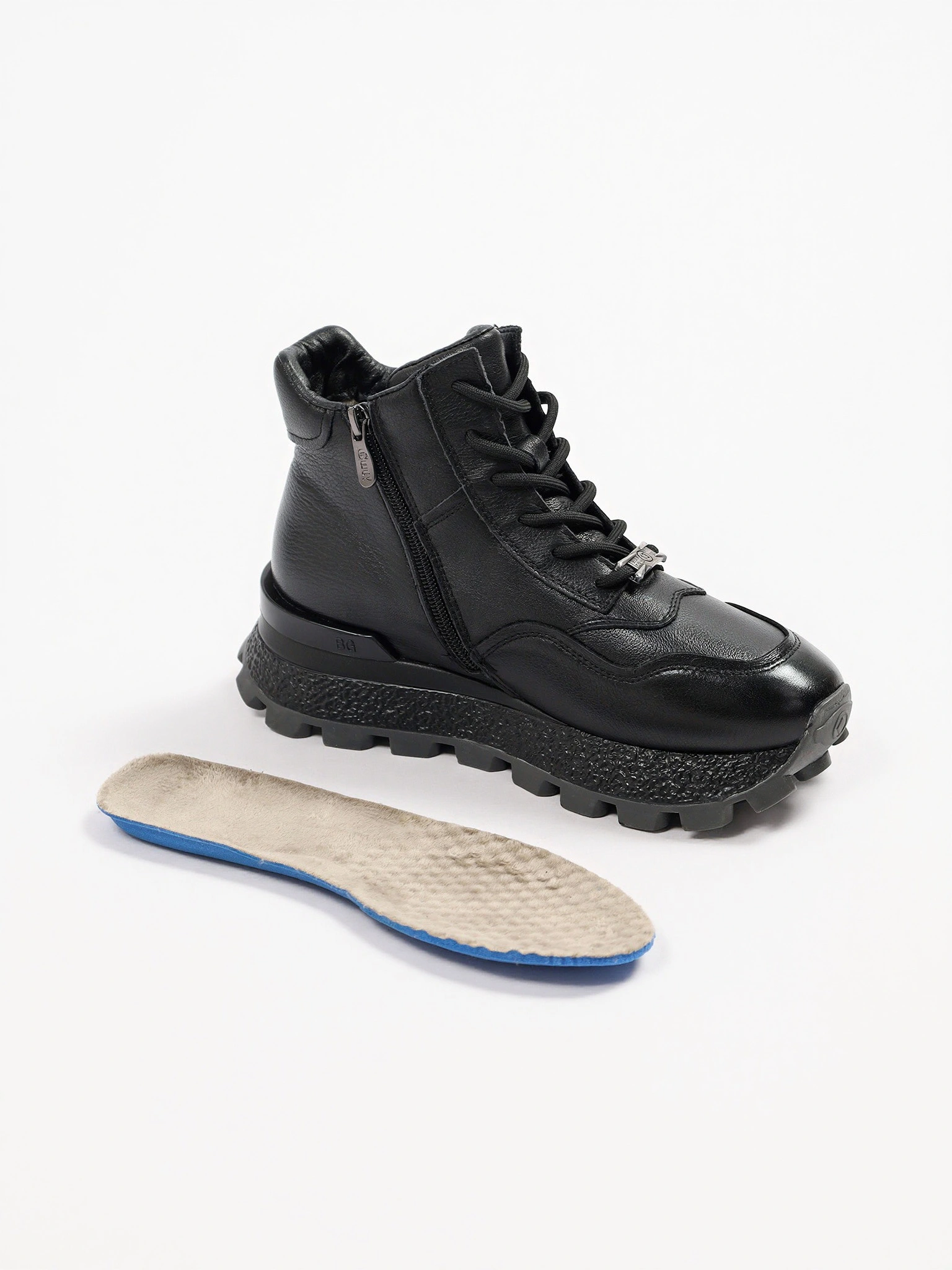 Кроссовки черного цвета на средней рельефной подошве